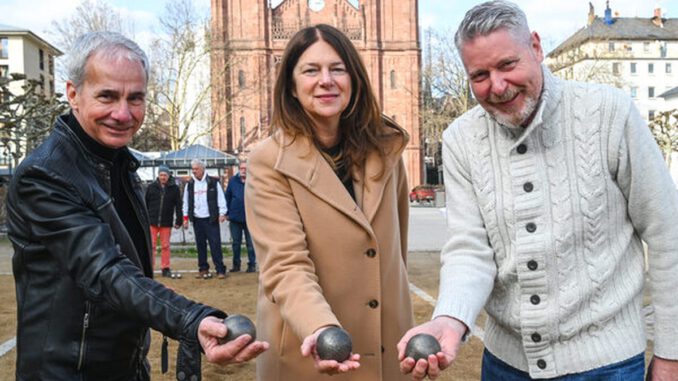 Bouleplatz auf Luisenplatz wieder geöffnet: Bahnen und Leihangebote kostenfrei nutzbar Bouleplatz auf Luisenplatz wieder geöffnet: Bahnen und Leihangebote kostenfrei nutzbar