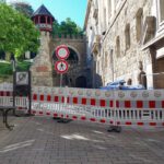 Fassadenschaden am Römertor führt zu Sperrung von Straße und Zufahrt
