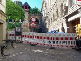Fassadenschaden am Römertor führt zu Sperrung von Straße und Zufahrt