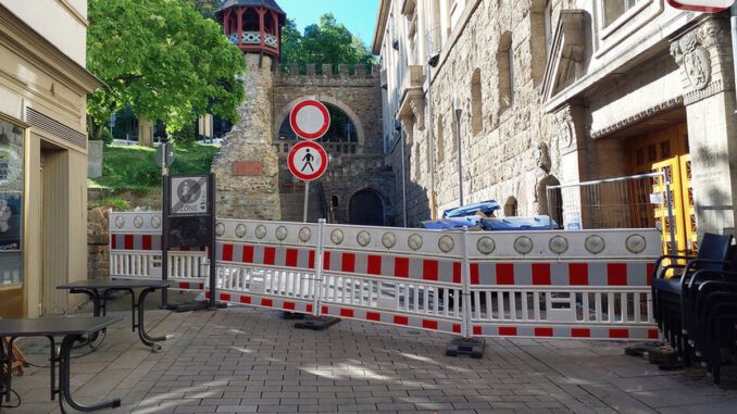Fassadenschaden am Römertor führt zu Sperrung von Straße und Zufahrt