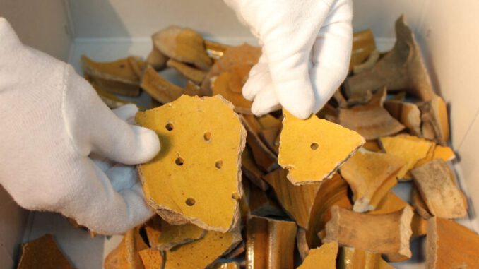 Festungsführung in Rüsselsheim zeigt archäologische Funde zu Landsknechten