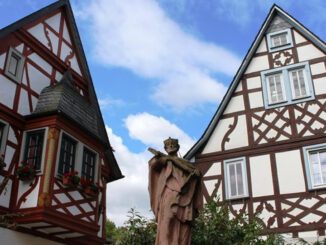 Kopf der Nepomuk-Statue in Erbach nach Vandalismus wieder befestigt