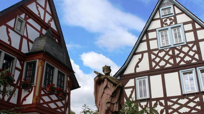 Kopf der Nepomuk-Statue in Erbach nach Vandalismus wieder befestigt