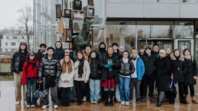 Medienkompetenz und Europa: Jugendliche aus drei Ländern diskutieren Desinformation in Wiesbaden Medienkompetenz und Europa: Jugendliche aus drei Ländern diskutieren Desinformation in Wiesbaden