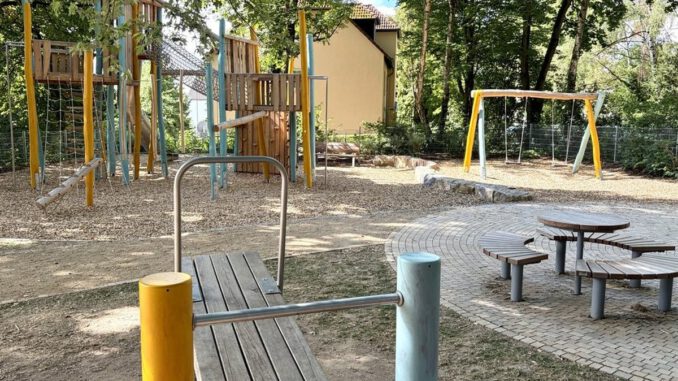 Neuer Abschnitt des Spielplatzes Moabiter Straße in Erbenheim nach Umgestaltung eröffnet