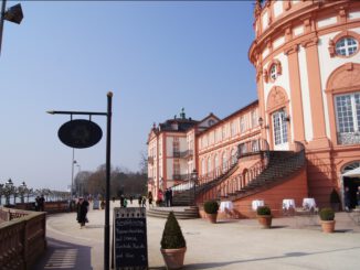 Rheingauer Weinkultur im Schloss Biebrich: Verkostungen, Raritäten und Tanz am 11. April