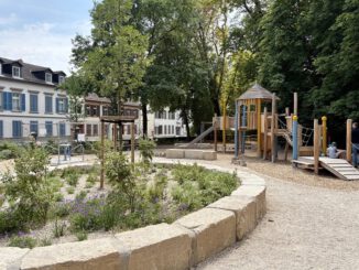 Spielplatz am Schlosspark Biebrich eröffnet mit inklusiven Spielangeboten
