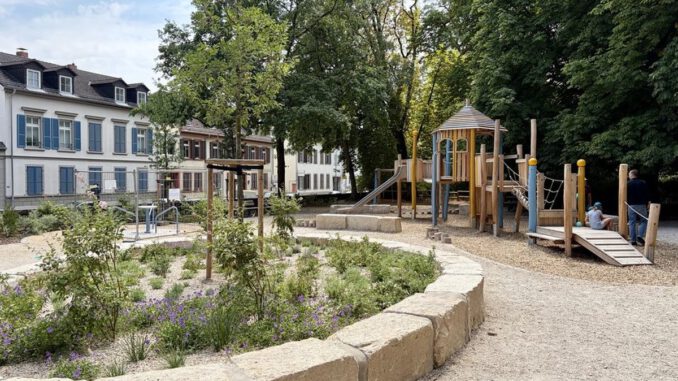 Spielplatz am Schlosspark Biebrich eröffnet mit inklusiven Spielangeboten