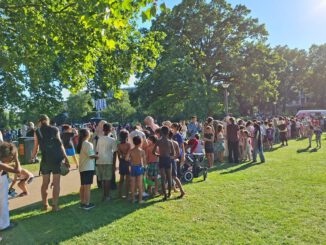 Verkürzte Sommerwiese in Wiesbaden zieht täglich rund 2000 Besucher an und verteilt 300 Eisgutscheine