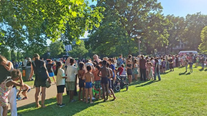 Verkürzte Sommerwiese in Wiesbaden zieht täglich rund 2000 Besucher an und verteilt 300 Eisgutscheine