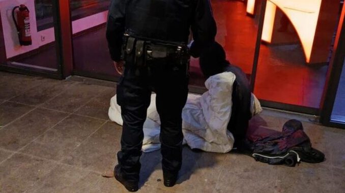 Warmes Getränk und Information: Stadtpolizei sucht nachts Kontakt zu Menschen ohne Wohnung