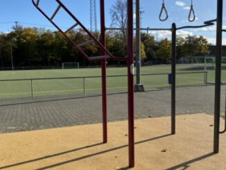 Wiesbaden erweitert Sportplatz Amöneburg um Calisthenics Station und Basketballkorb