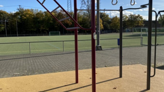 Wiesbaden erweitert Sportplatz Amöneburg um Calisthenics Station und Basketballkorb