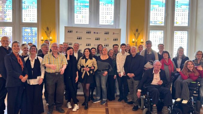 Wiesbaden startet inklusives Kunstprojekt mit Tandems, Film und Auktion