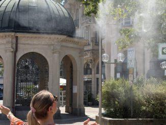 Wiesbaden testet mobile Sprühnebelanlagen auf zwei innerstädtischen Plätzen