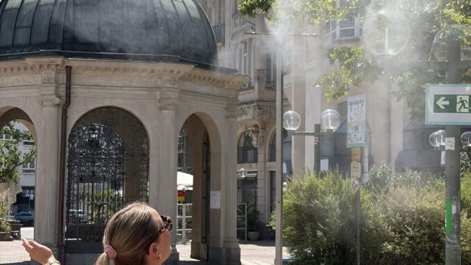 Wiesbaden testet mobile Sprühnebelanlagen auf zwei innerstädtischen Plätzen