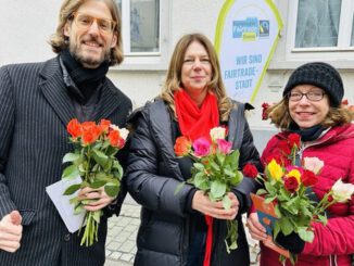 Wiesbaden verteilt Rosen mit Fairtrade-Informationen zum Valentinstag