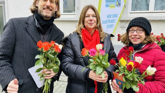 Wiesbaden verteilt Rosen mit Fairtrade-Informationen zum Valentinstag
